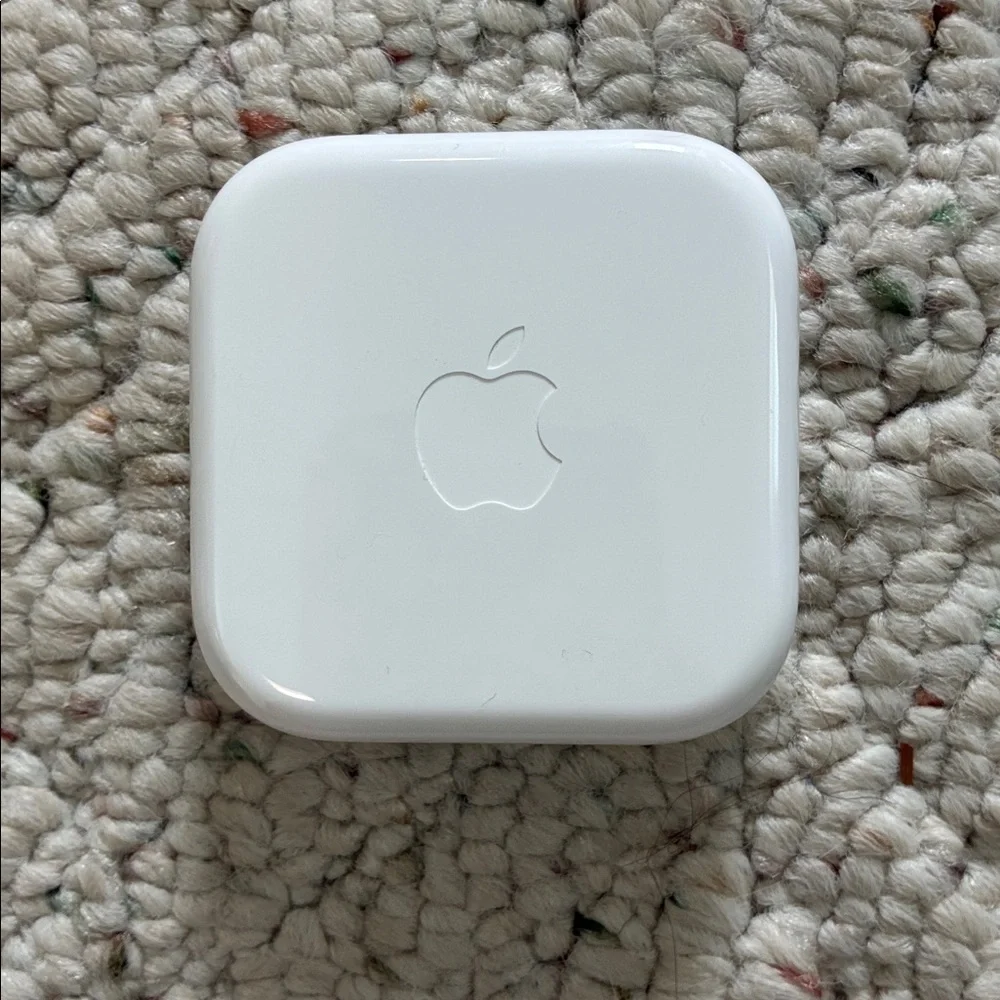 NWT Apple White Wired EarPods Headphones with Lightning Connector